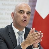 Le ministre de la santé Alain Berset a indiqué ne pas avoir encore eu "le temps de regarder" s'il allait changer d'assurance maladie ou non pour faire face à la hausse des primes (archives). KEYSTONE/PETER SCHNEIDER